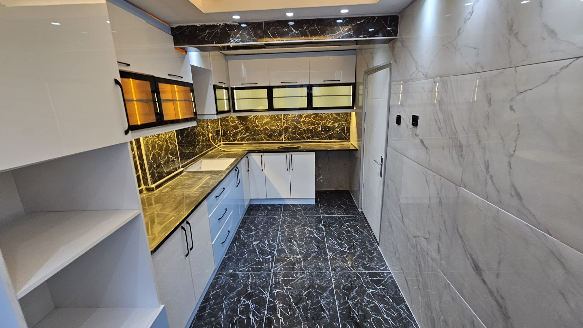 İZMİR ÜÇYOL BETONYOL PANORAMİK DENİZ MANZARALI FULL YENİ TADİLATLI 5 ODA 1 SALON KUPON DAİRE 6,950,000TL. 