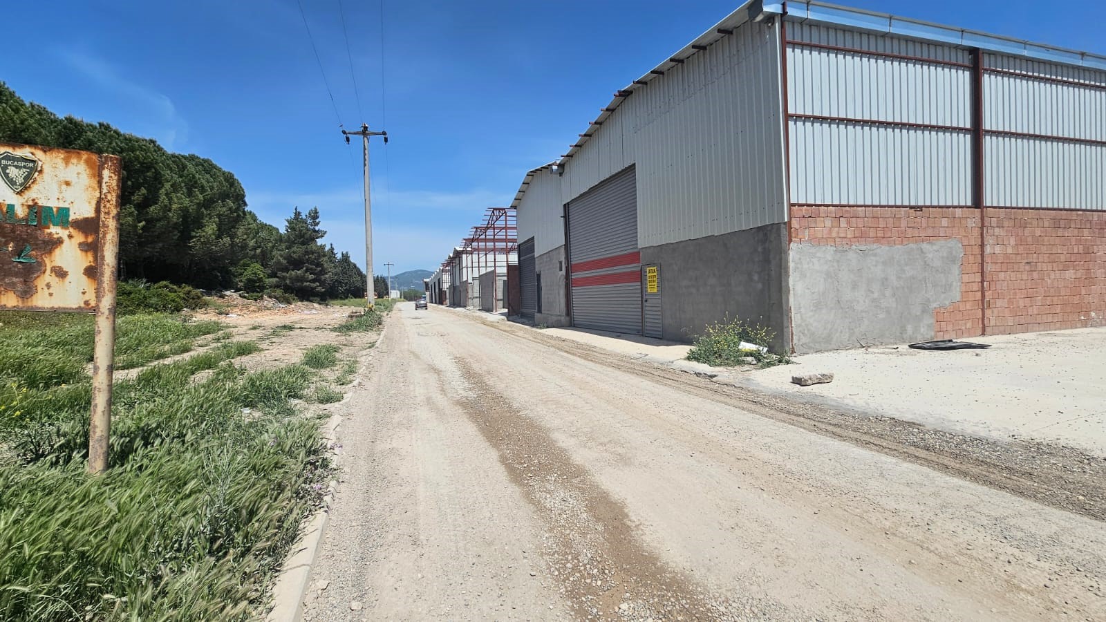 BUCA SANAYİ BÖLGESİNDE 250 M2 SATILIK DEPO İŞYERİ 5.200.000TL.