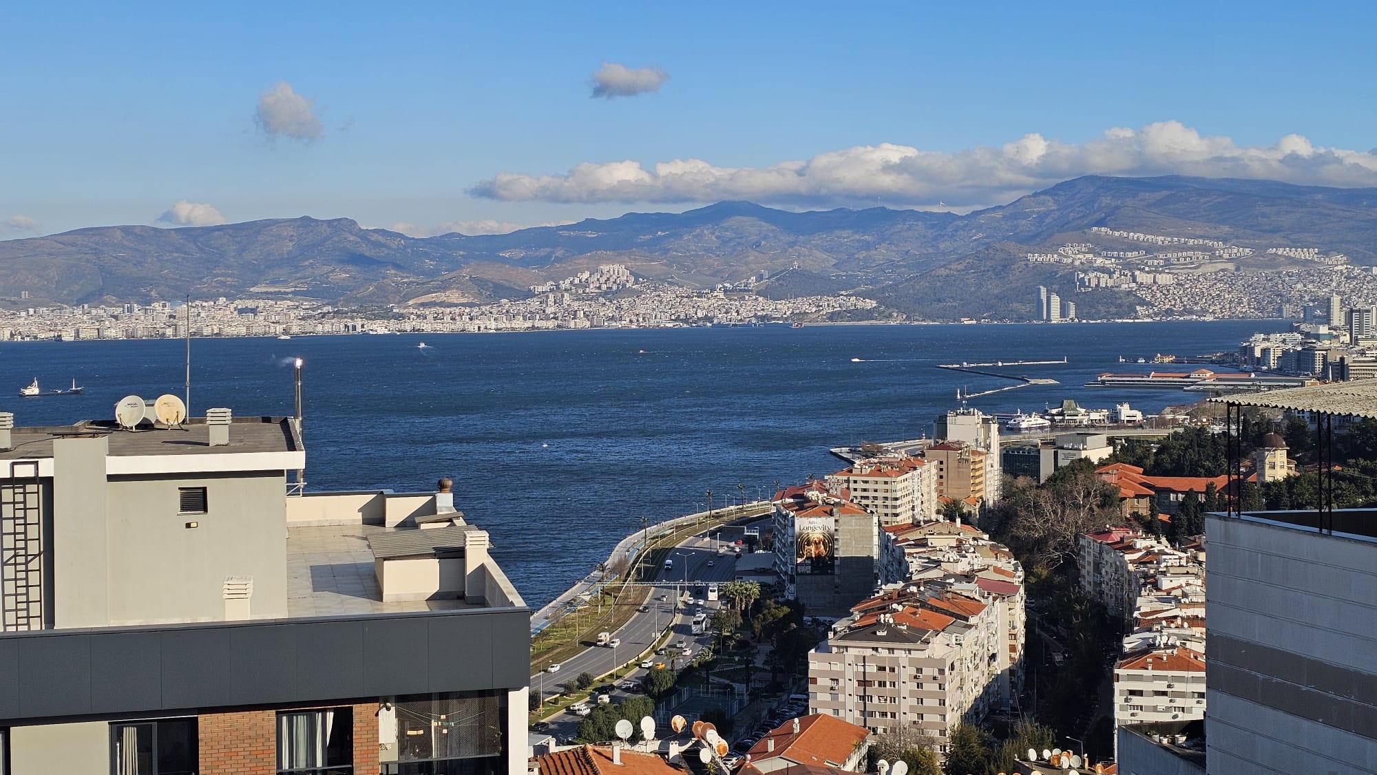 İZMİR ÜÇYOL BETONYOL PANORAMİK DENİZ MANZARALI FULL YENİ TADİLATLI 5 ODA 1 SALON KUPON DAİRE 6,950,000TL. 