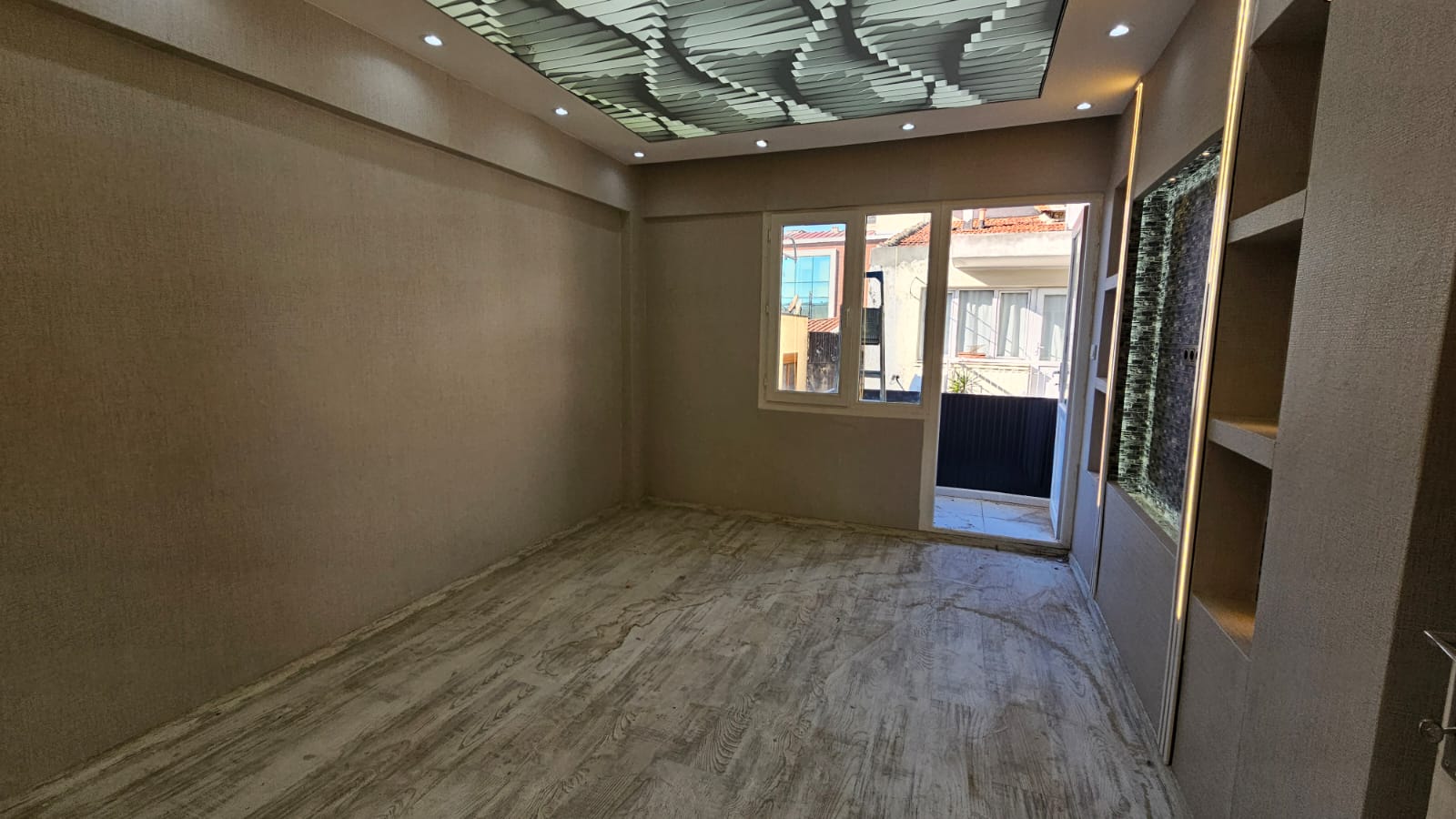 İZMİR ÜÇYOL BETONYOL METRO YAKINI  2 ODA 1 SALON D.GAZLI 80 M2 FULL TADİLATLI DAİRE 3.650 000TL. 