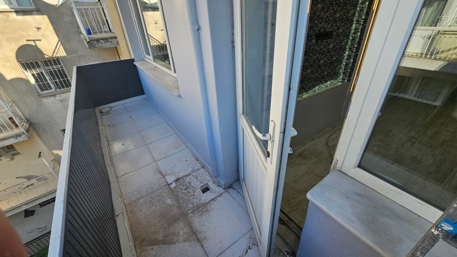 İZMİR ÜÇYOL BETONYOL METRO YAKINI  2 ODA 1 SALON D.GAZLI 80 M2 FULL TADİLATLI DAİRE 3.650 000TL. 