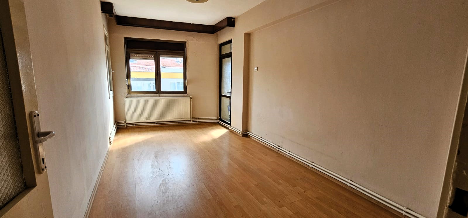 BETONYOL PİRİREİS MH.SES PASTANESİ ÜSTÜ 90 M2 2 ODA 1 SALON 2 WC 2 BALKON DENİZ MANZARALI FERAH SATILIK DAİRE 4.000.000TL.