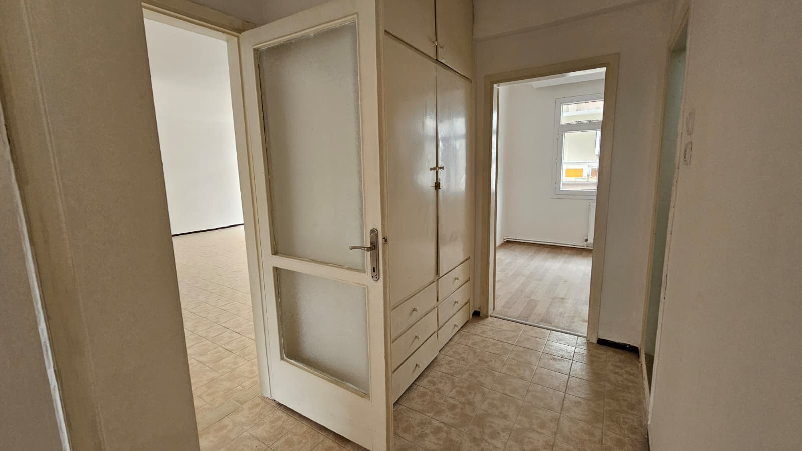 HATAY NOKTA DOĞALGAZLI 3 ODA 1 SALON ÇİFT CEPHE KİRALIK BAKIMLI DAİRE 27.000TL.