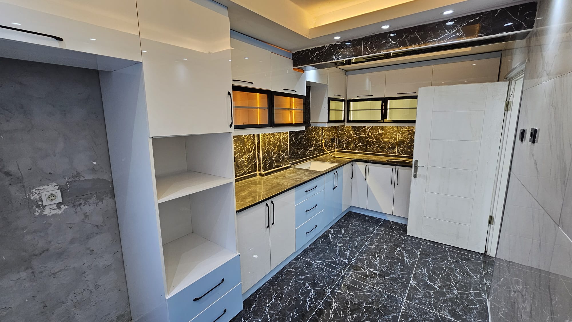 İZMİR ÜÇYOL BETONYOL PANORAMİK DENİZ MANZARALI FULL YENİ TADİLATLI 5 ODA 1 SALON KUPON DAİRE 6,950,000TL. 