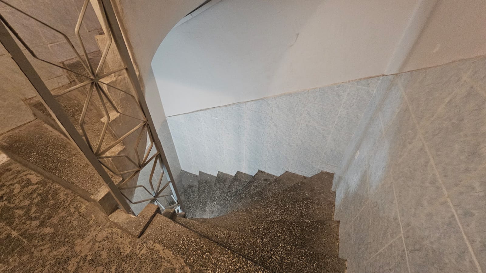 İZMİR ÜÇYOL BETONYOL METRO YAKINI  2 ODA 1 SALON D.GAZLI 80 M2 FULL TADİLATLI DAİRE 3.650 000TL. 