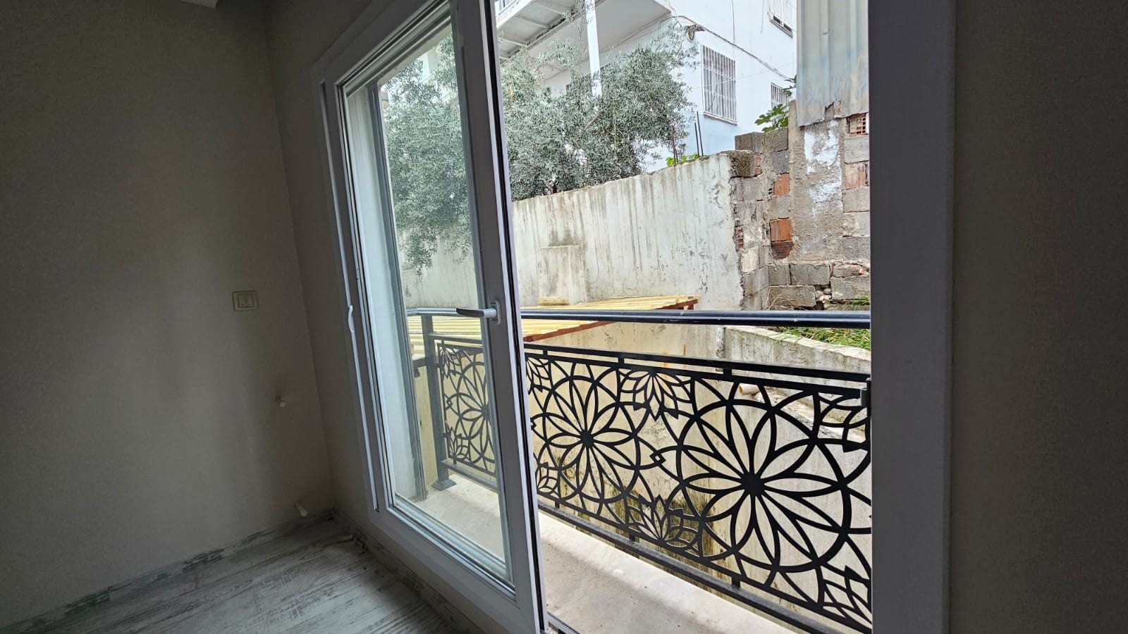 ÇİĞLİ ŞİRİNTEPE MH.3 ODA 1 SALON 104M2 DUBLEKS SATILIK DAİRE 8 YAŞINDA 3,800,000TL.