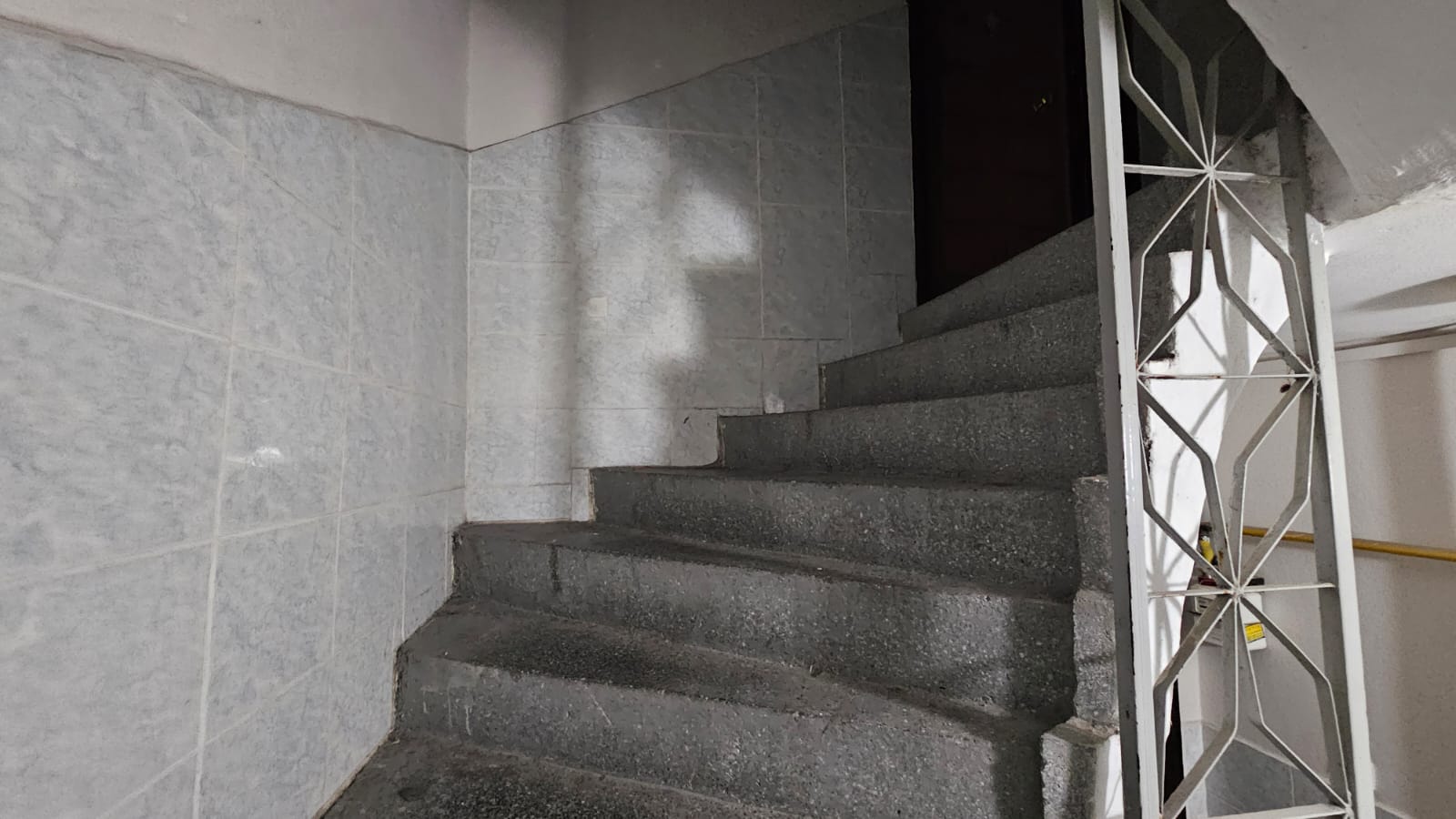 İZMİR ÜÇYOL BETONYOL METRO YAKINI  2 ODA 1 SALON D.GAZLI 80 M2 FULL TADİLATLI DAİRE 3.650 000TL. 