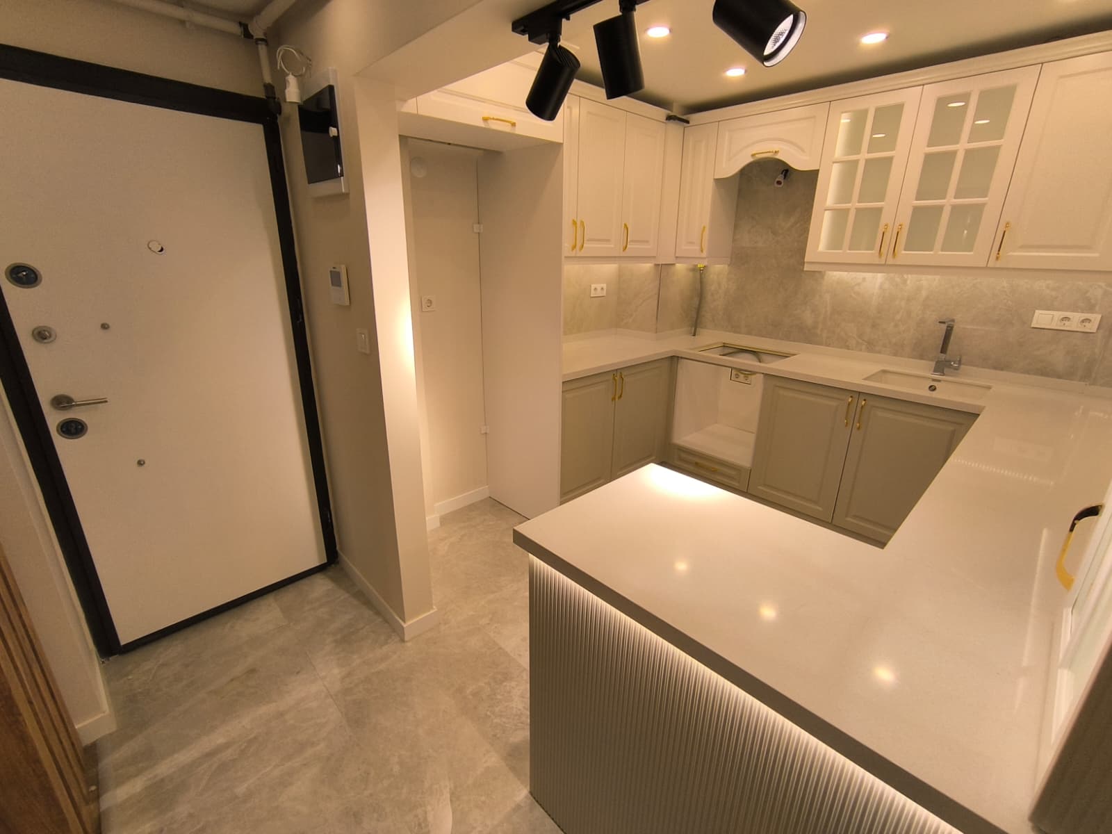 HATAY CD.YAKINI KONUMDA LÜKS TADİLATLI ARAKAT 3 ODA 1 SALON MANZARALI FIRSAT DAİRE 6.650.000TL.