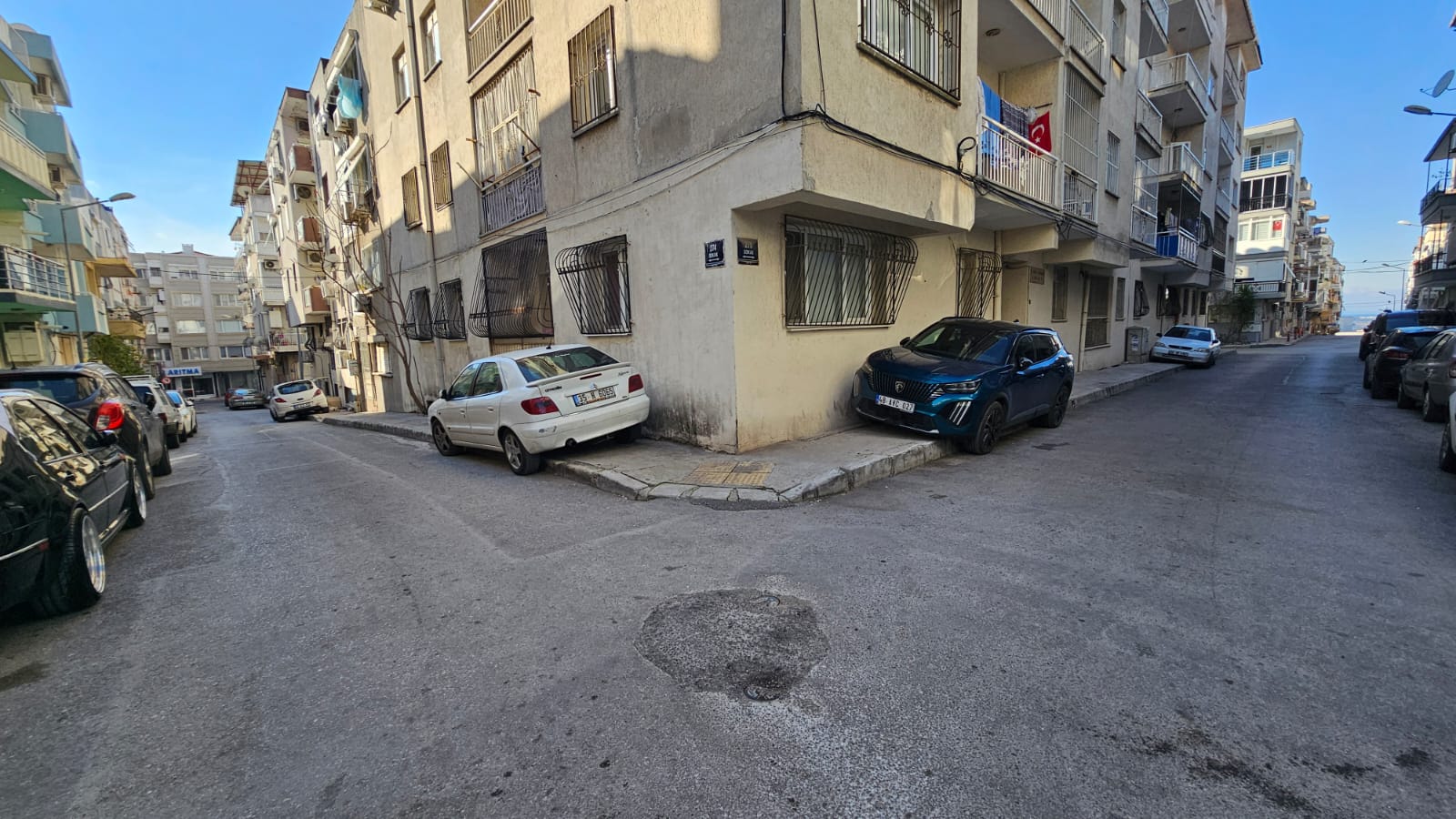 İZMİR ÜÇYOL BETONYOL METRO YAKINI  2 ODA 1 SALON D.GAZLI 80 M2 FULL TADİLATLI DAİRE 3.650 000TL. 
