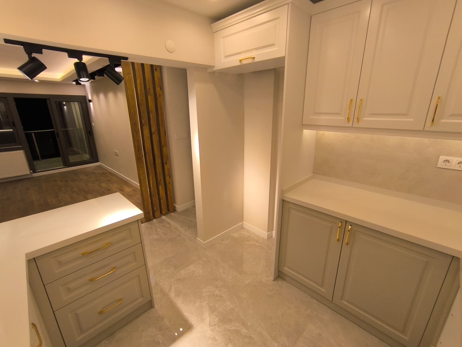 HATAY CD.YAKINI KONUMDA LÜKS TADİLATLI ARAKAT 3 ODA 1 SALON MANZARALI FIRSAT DAİRE 6.650.000TL.