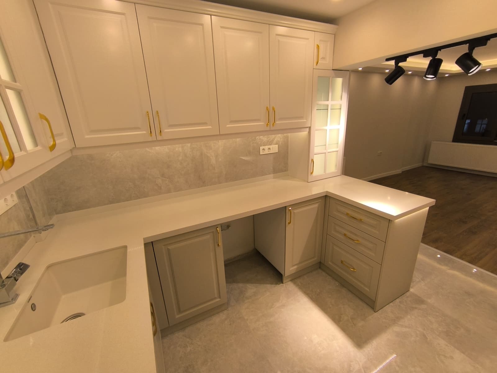 HATAY CD.YAKINI KONUMDA LÜKS TADİLATLI ARAKAT 3 ODA 1 SALON MANZARALI FIRSAT DAİRE 6.650.000TL.