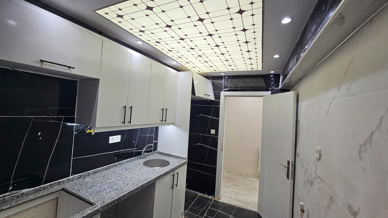 İZMİR ÜÇYOL BETONYOL METRO YAKINI  2 ODA 1 SALON D.GAZLI 80 M2 FULL TADİLATLI DAİRE 3.650 000TL. 