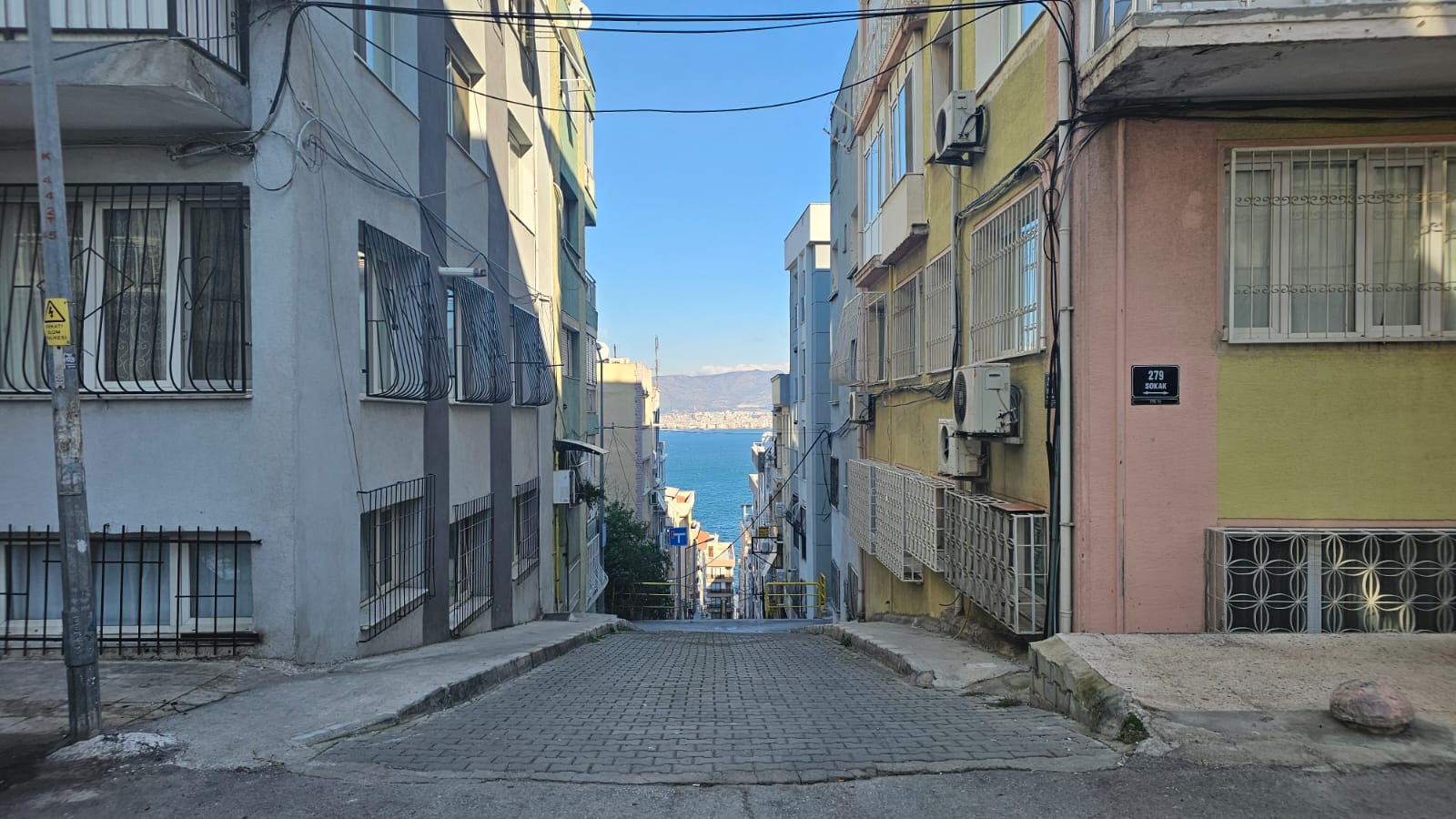 İZMİR ÜÇYOL BETONYOL METRO YAKINI  2 ODA 1 SALON D.GAZLI 80 M2 FULL TADİLATLI DAİRE 3.650 000TL. 