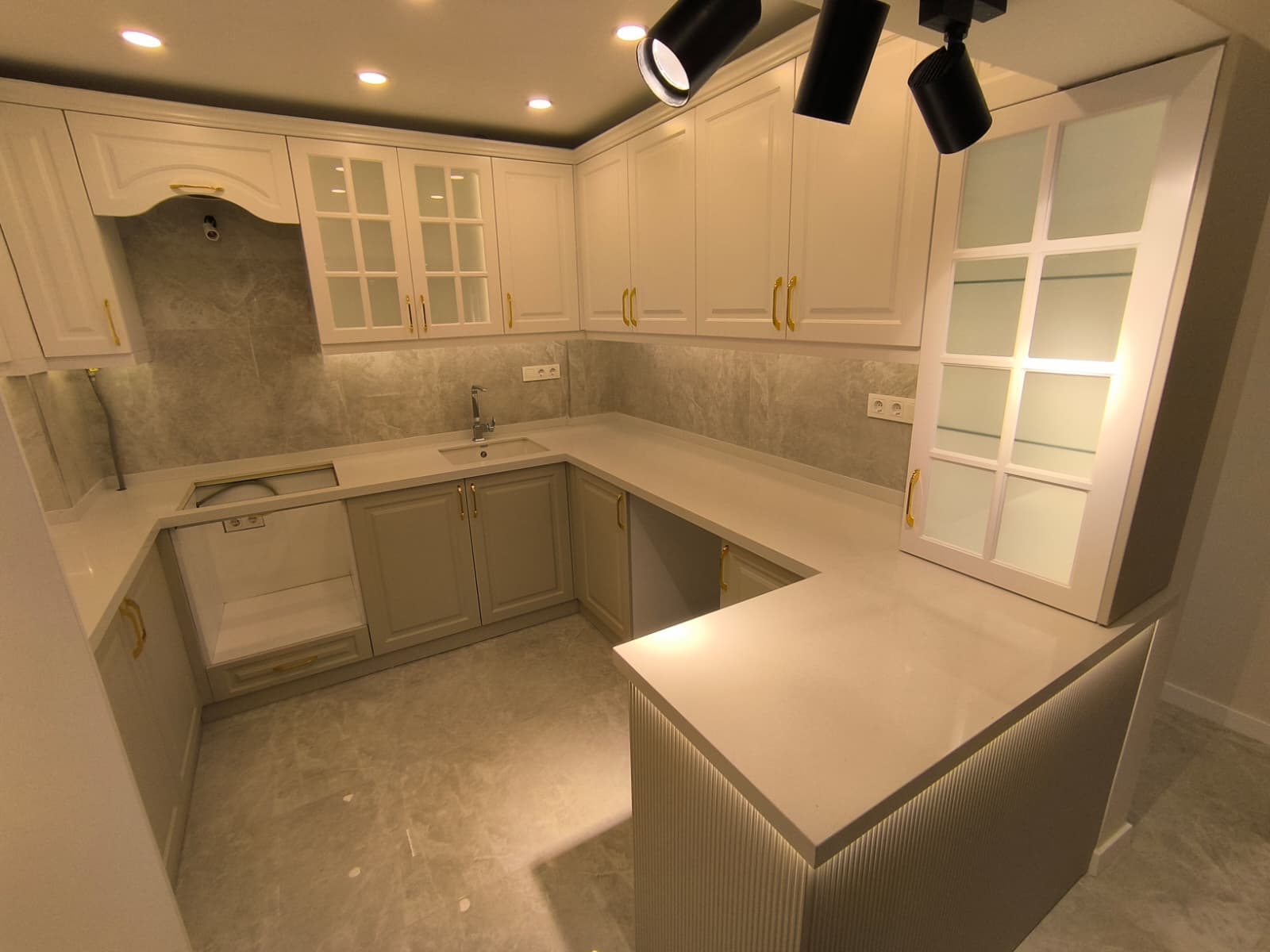 HATAY CD.YAKINI KONUMDA LÜKS TADİLATLI ARAKAT 3 ODA 1 SALON MANZARALI FIRSAT DAİRE 6.650.000TL.