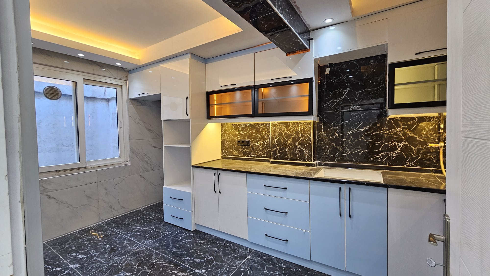 İZMİR ÜÇYOL BETONYOL PANORAMİK DENİZ MANZARALI FULL YENİ TADİLATLI 5 ODA 1 SALON KUPON DAİRE 6,950,000TL. 