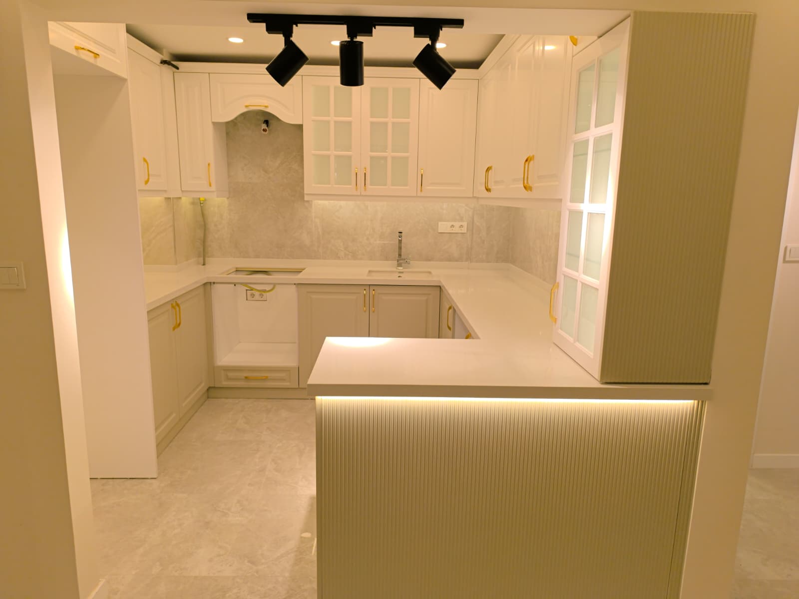 HATAY CD.YAKINI KONUMDA LÜKS TADİLATLI ARAKAT 3 ODA 1 SALON MANZARALI FIRSAT DAİRE 6.650.000TL.