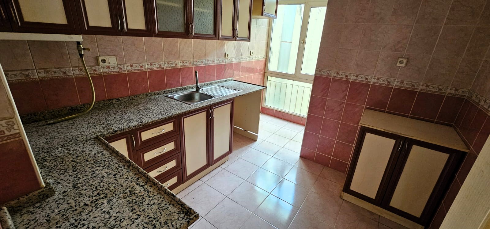 BETONYOL PİRİREİS MH.SES PASTANESİ ÜSTÜ 90 M2 2 ODA 1 SALON 2 WC 2 BALKON DENİZ MANZARALI FERAH SATILIK DAİRE 4.000.000TL.