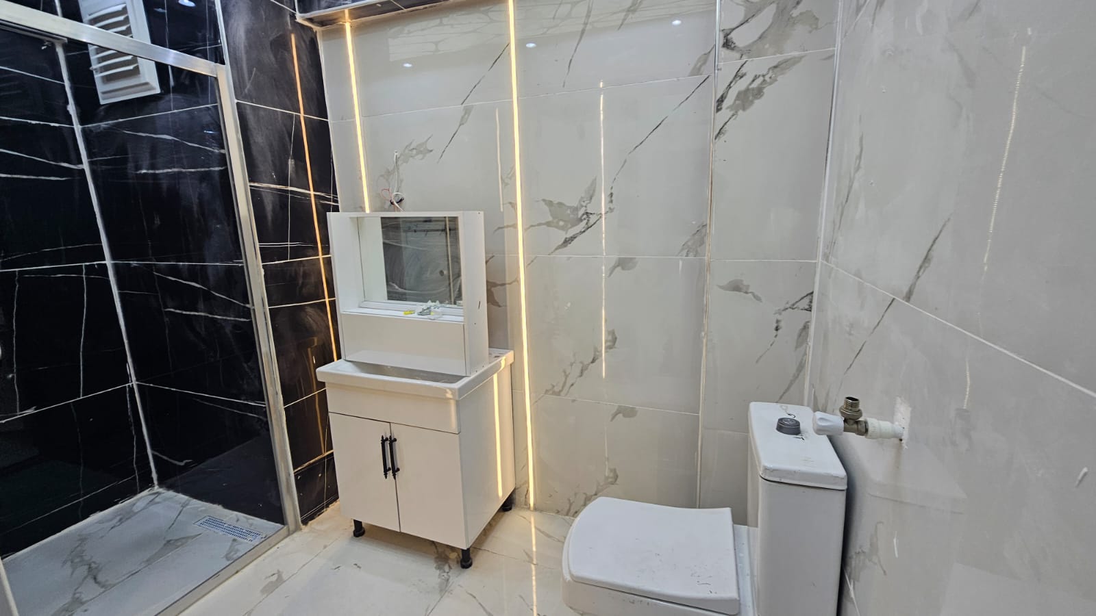 İZMİR ÜÇYOL BETONYOL METRO YAKINI  2 ODA 1 SALON D.GAZLI 80 M2 FULL TADİLATLI DAİRE 3.650 000TL. 