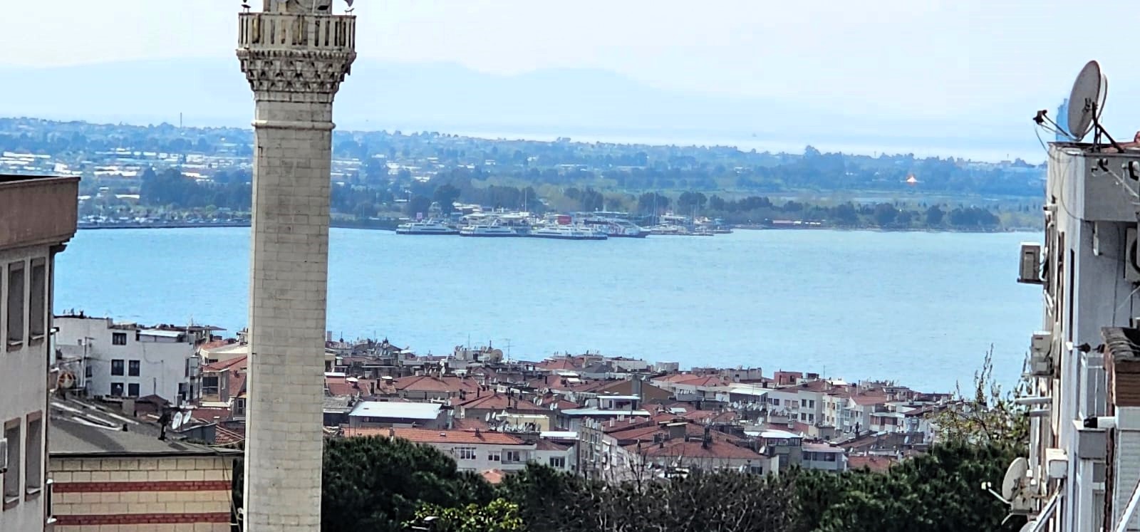 BETONYOL PİRİREİS MH.SES PASTANESİ ÜSTÜ 90 M2 2 ODA 1 SALON 2 WC 2 BALKON DENİZ MANZARALI FERAH SATILIK DAİRE 4.000.000TL.