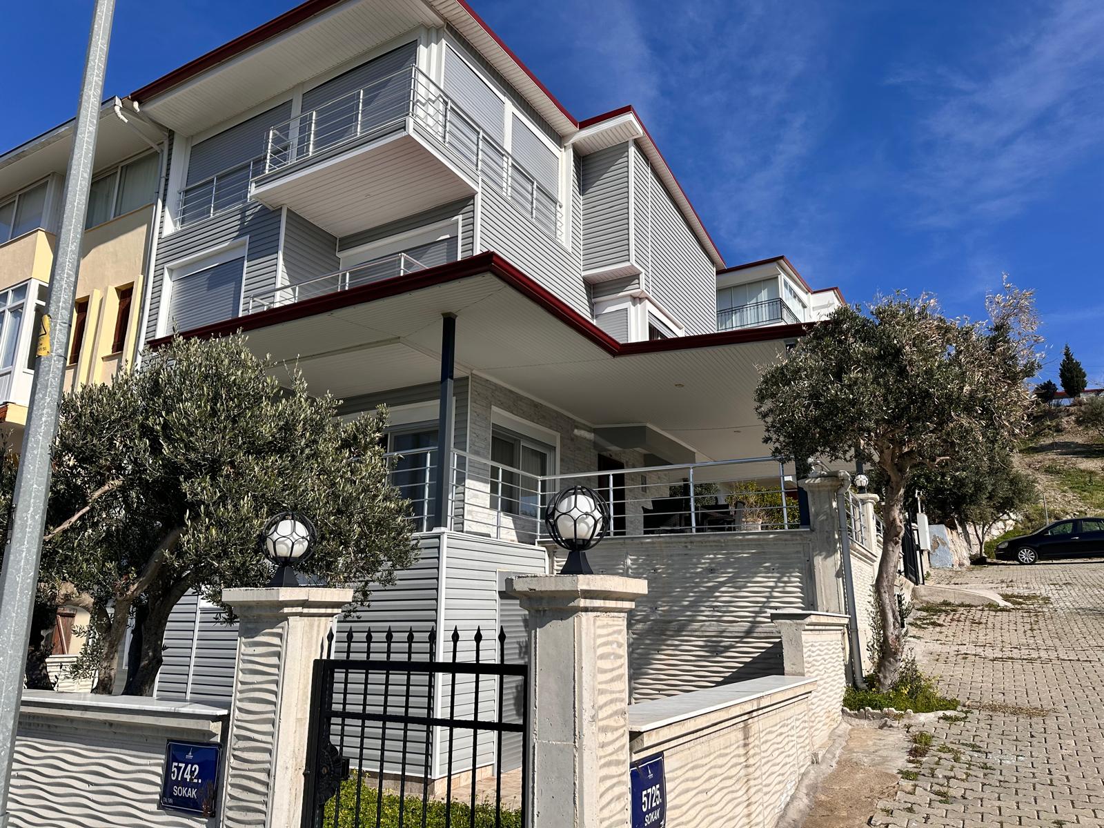 SEFERİHİSAR ÖMÜR BELDESİ HARRAN SİTESİ 4 ODA 1 SALON FULL DENİZ MANZARALI TRİPLEKS 15.500.000TL.