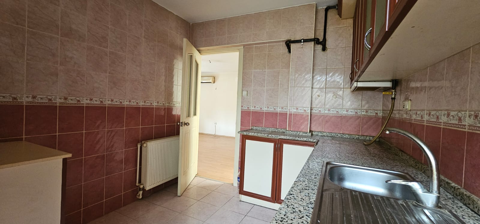 BETONYOL PİRİREİS MH.SES PASTANESİ ÜSTÜ 90 M2 2 ODA 1 SALON 2 WC 2 BALKON DENİZ MANZARALI FERAH SATILIK DAİRE 4.000.000TL.