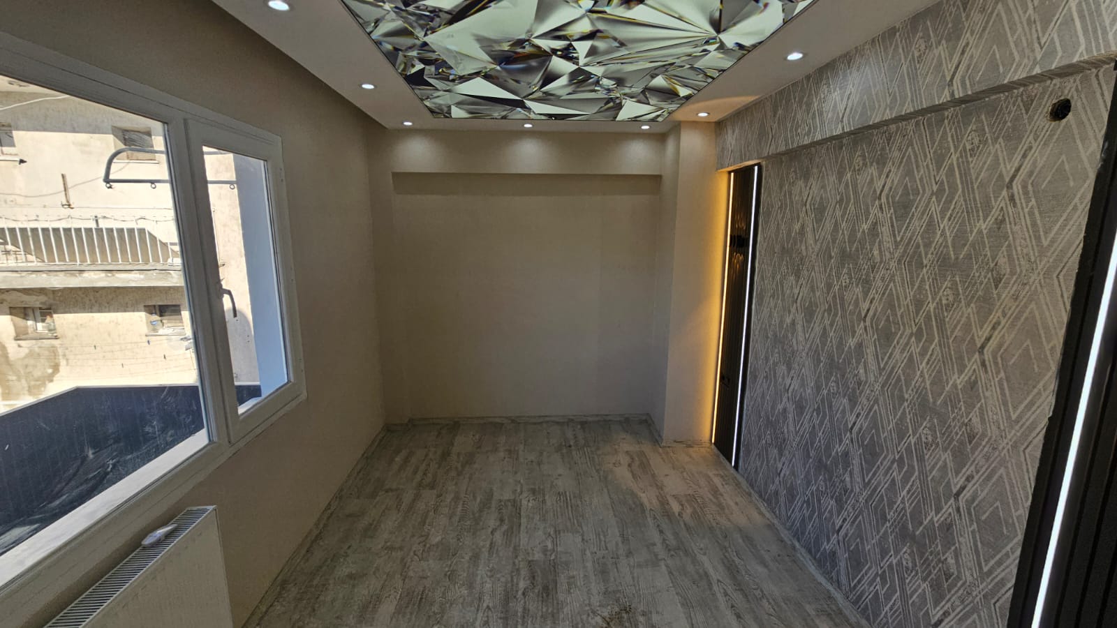 İZMİR ÜÇYOL BETONYOL METRO YAKINI  2 ODA 1 SALON D.GAZLI 80 M2 FULL TADİLATLI DAİRE 3.650 000TL. 