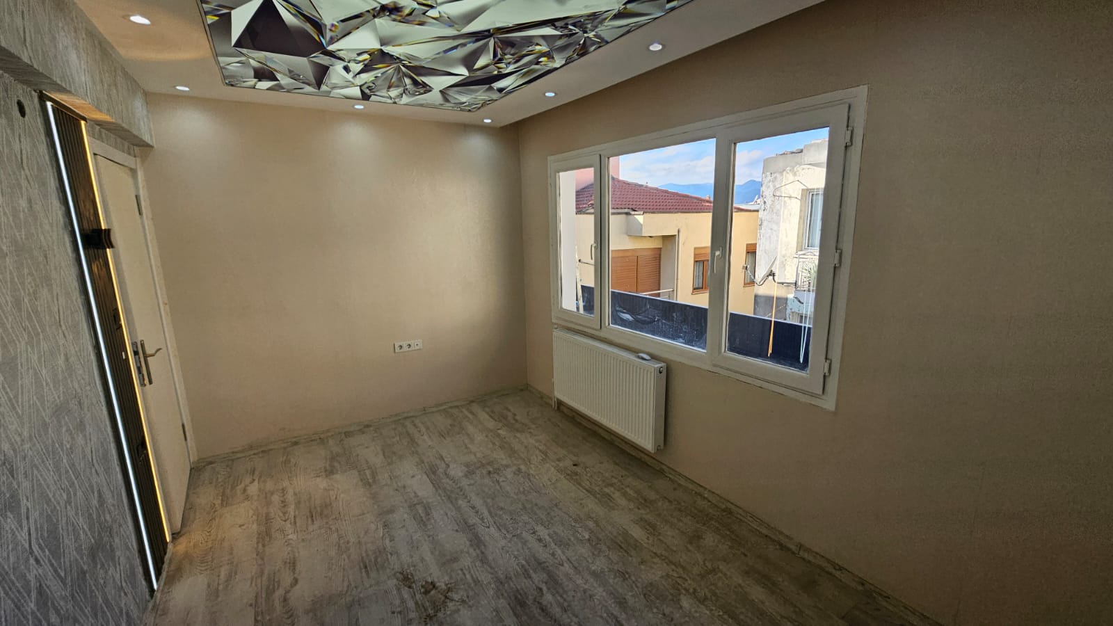 İZMİR ÜÇYOL BETONYOL METRO YAKINI  2 ODA 1 SALON D.GAZLI 80 M2 FULL TADİLATLI DAİRE 3.650 000TL. 