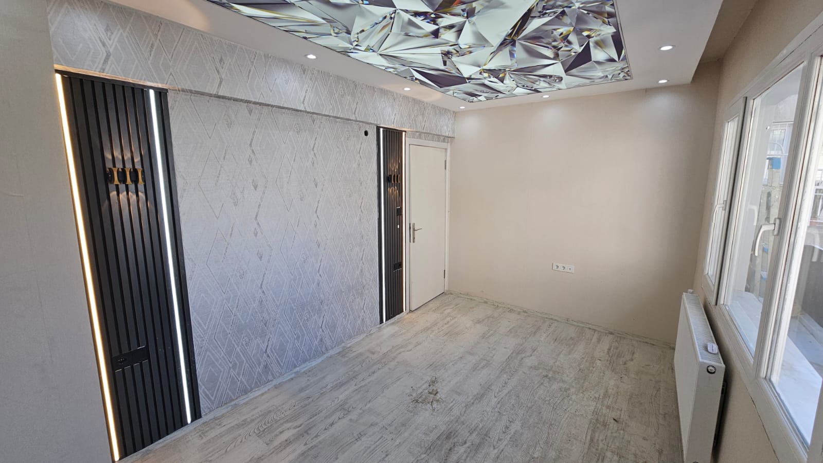 İZMİR ÜÇYOL BETONYOL METRO YAKINI  2 ODA 1 SALON D.GAZLI 80 M2 FULL TADİLATLI DAİRE 3.650 000TL. 