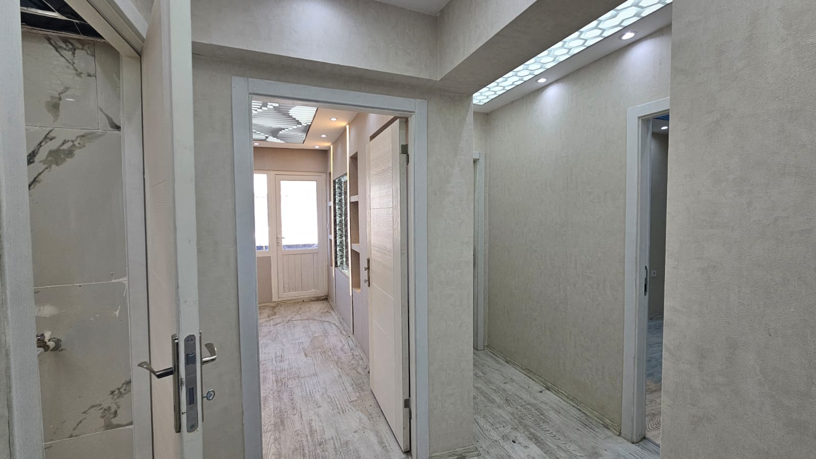 İZMİR ÜÇYOL BETONYOL METRO YAKINI  2 ODA 1 SALON D.GAZLI 80 M2 FULL TADİLATLI DAİRE 3.650 000TL. 