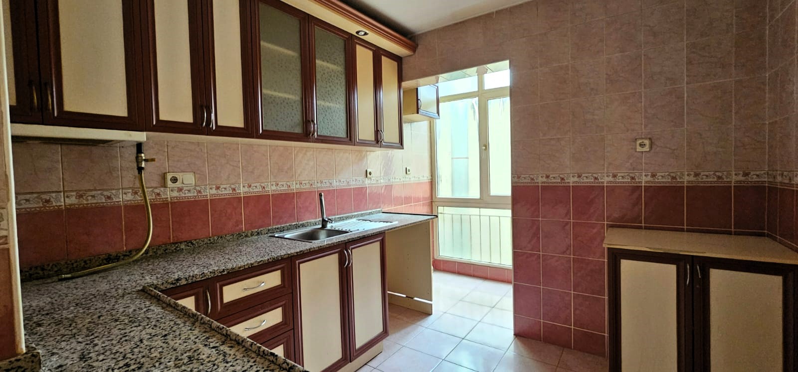 BETONYOL PİRİREİS MH.SES PASTANESİ ÜSTÜ 90 M2 2 ODA 1 SALON 2 WC 2 BALKON DENİZ MANZARALI FERAH SATILIK DAİRE 4.000.000TL.