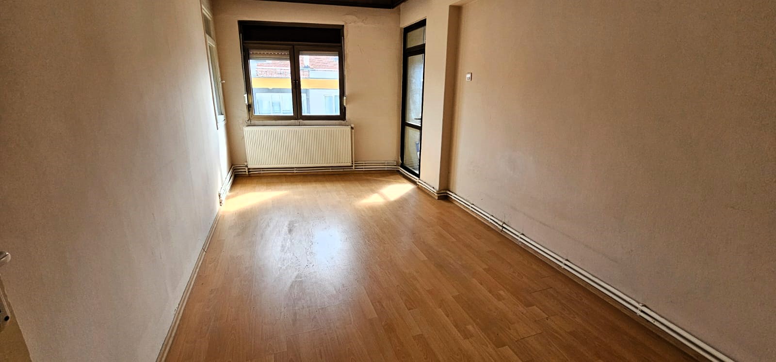BETONYOL PİRİREİS MH.SES PASTANESİ ÜSTÜ 90 M2 2 ODA 1 SALON 2 WC 2 BALKON DENİZ MANZARALI FERAH SATILIK DAİRE 4.000.000TL.