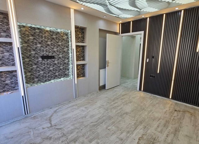 İZMİR ÜÇYOL BETONYOL METRO YAKINI  2 ODA 1 SALON D.GAZLI 80 M2 FULL TADİLATLI DAİRE 3.650 000TL. 