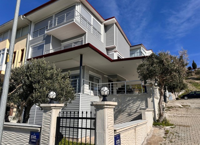 SEFERİHİSAR ÖMÜR BELDESİ HARRAN SİTESİ 4 ODA 1 SALON FULL DENİZ MANZARALI TRİPLEKS 15.500.000TL.